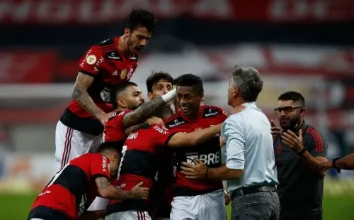 Jogadores do Flamengo comemorando gol com Renato Gaúcho. (Foto: Getty Images)