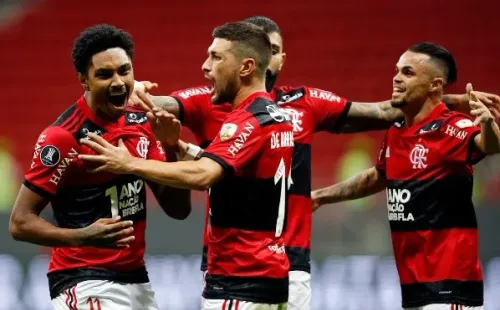 Flamengo em campo comemorando gol. (Foto: Getty Images)
