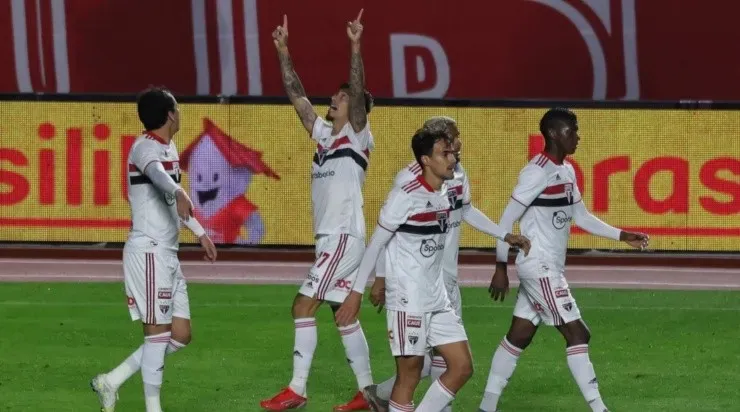 Rigoni comemora com os companheiros o gol marcado no Morumbi (Foto: Marcello Zambrana/AGIF)