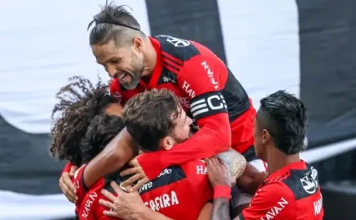 Flamengo comemorando gol contra o Corinthians. (Foto: Time principal do Flamengo será poupado do jogo de volta da Copa do Brasil e ficará uma semana cheia no Rio de Janeiro trabalhando. (Foto: Marcello Zambrana/AGIF) )
