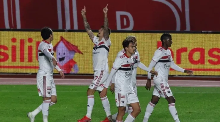 Rigoni comemora com os companheiros o gol diante do Vasco no Morumbi (Foto: Marcello Zambrana/AGIF)