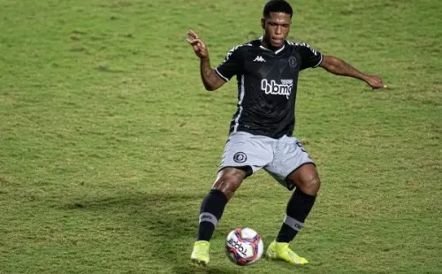Juninho entra na vaga de Andrey no meio de campo do Vasco contra o São Paulo (Foto: Jorge Rodrigues/AGIF)