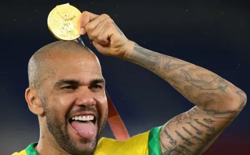 Aos 38 anos, Daniel Alves se tornou campeão olímpico com a Seleção Brasileira (Foto:Alexander Hassenstein/Getty Images)