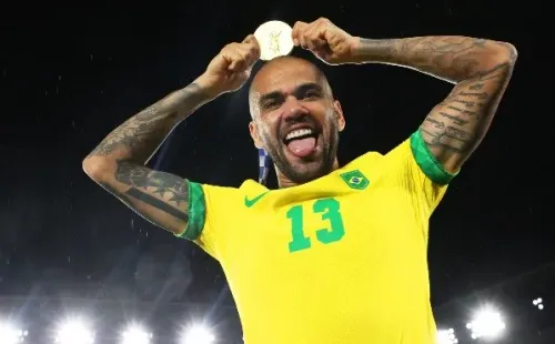 Daniel Alves é maior campeão da história do futebol. (Foto: Getty Images)