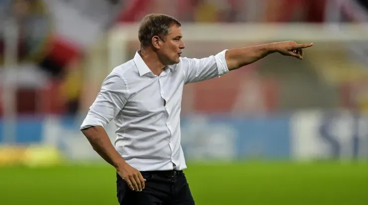 Aguirre: satisfeito com a atuação do volante (Foto: Thiago Ribeiro/AGIF)