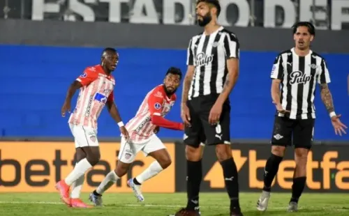 Libertad em partida contra o Junior Barranquilla. Foto: Getty Images