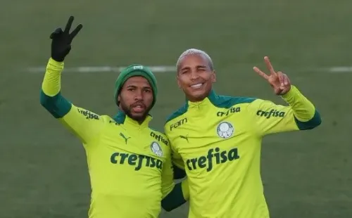 Wesley e Deyverson correm o risco de começarem do banco contra o São Paulo (Foto: CÉSAR GRECO)