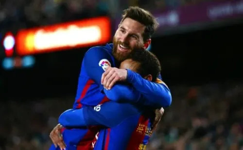 Lionel Messi e Neymar abraçados. Foto: Getty Images