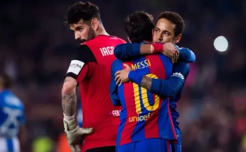 Lionel Messi e Neymar abraçados. Foto: Getty Images