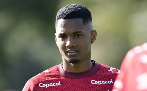 Abner retorna da Seleção Olímpíca e deve iniciar como titular diante da LDU em Quito (Foto: Divulgação/Athletico)