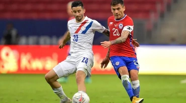 Volante defende a Seleção Paraguaia (Foto: Pedro Vilela/Getty Images Brazil)