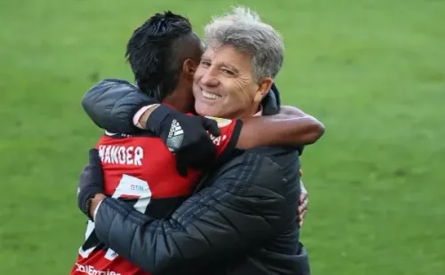Bruno Henrique e Renato Gaúcho comemorando gol. (Foto: Marcello Zambrana/AGIF)