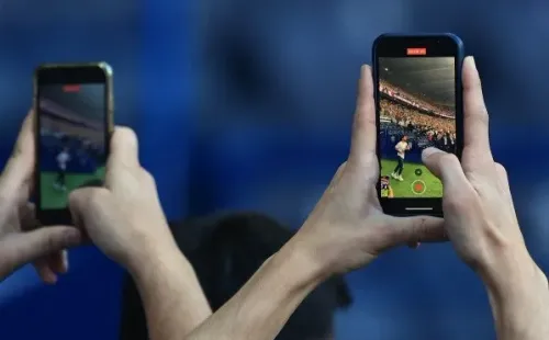 Torcida registrando a entrada de Messi em campo. (Foto: Getty Images)