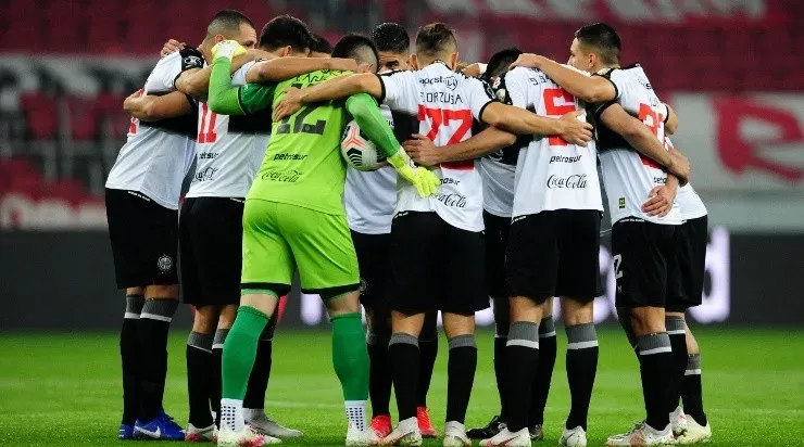 Jogadores do Olimpia, em partida pela Copa Libertadores (Foto: Getty Images)