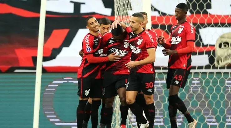 Jogadores do Athletico comemoram gol pela Sul-Americana (Foto: Getty Images)