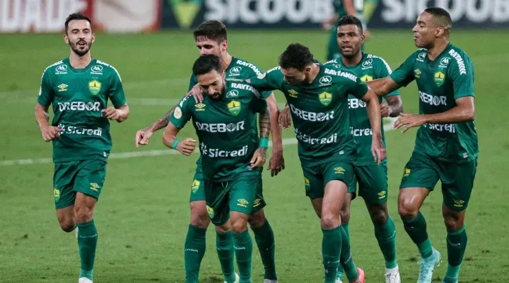 Comemoração dos jogadores do Cuiabá (Foto: Gil Gomes/AGIF)