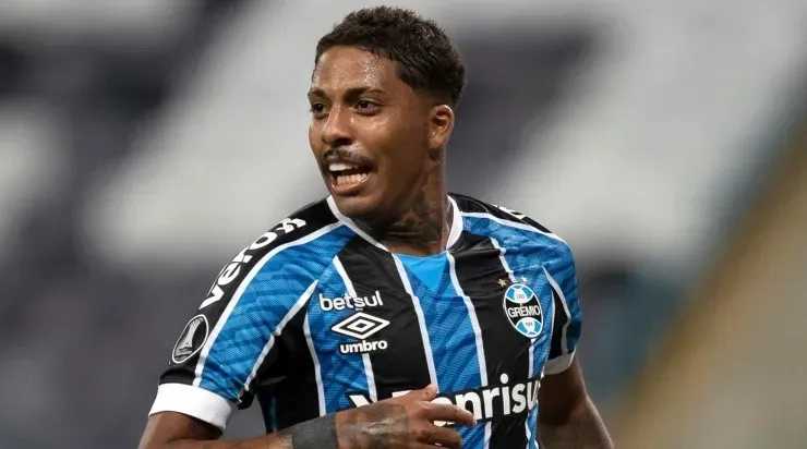 Jean Pyerre comemora gol com a camisa do Grêmio (Foto: Getty Images)