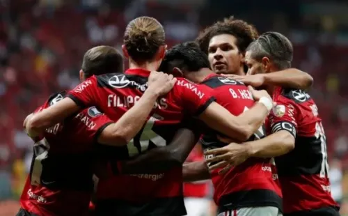 Jogadores do Flamengo abraçados. Foto: Getty Images