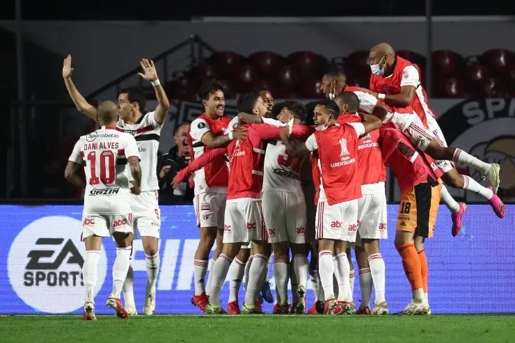 Jogadores do São Paulo festejam gol no Morumbi, (Foto: Getty Images)