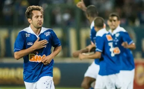 Éverton Ribeiro em noite de alegria do Cruzeiro em 2013 na Arena do Jacaré (Foto: Wander Faria/AGIF)