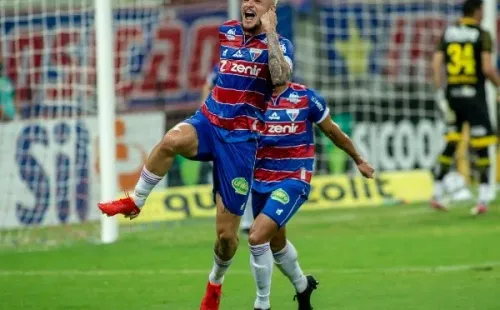 Lucas Crispim comemorando gol pelo Fortaleza. (Pedro Chaves/AGIF)