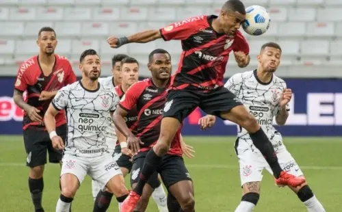 Atlhetico-PR em campo pelo Campeonato Brasileiro. (Foto: Robson Mafra/AGIF)