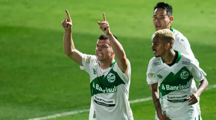 Jogadores do Juventude comemoram gol (Foto: Diogo Reis/AGIF)