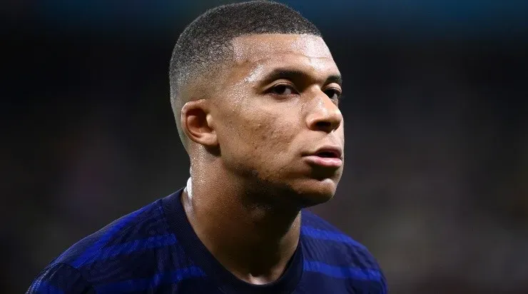 Atacante segue treinando no PSG, mas tem futuro indefinido (Foto: Daniel Mihailescu - Pool/Getty Images/Romênia)