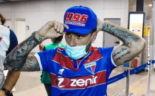 Lucas Lima já foi “paparicado” pela torcida do Fortaleza em chegada à capital cearense (Foto:Karim Georges/FEC)