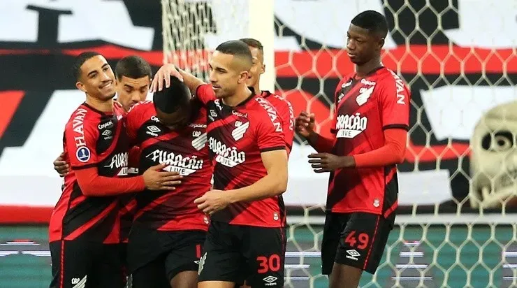 Jogadores do Athletico comemoram gol (Foto: Getty Images)
