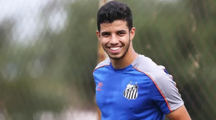 O zagueiro foi revelado na base do Santos (Foto: Pedro Ernesto Guerra Azevedo/Santos FC/Divulgação)