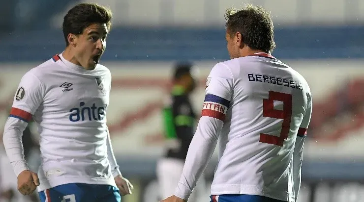 Gabriel Neves comemora com Bergessio (Foto: Getty Images)