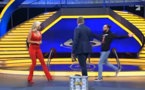 Momento da entrada do rapaz no palco (Captura de tela)