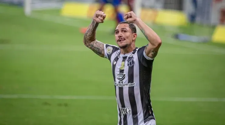 O meia tem a confiança do novo treinador (Foto: Pedro Chaves/AGIF)