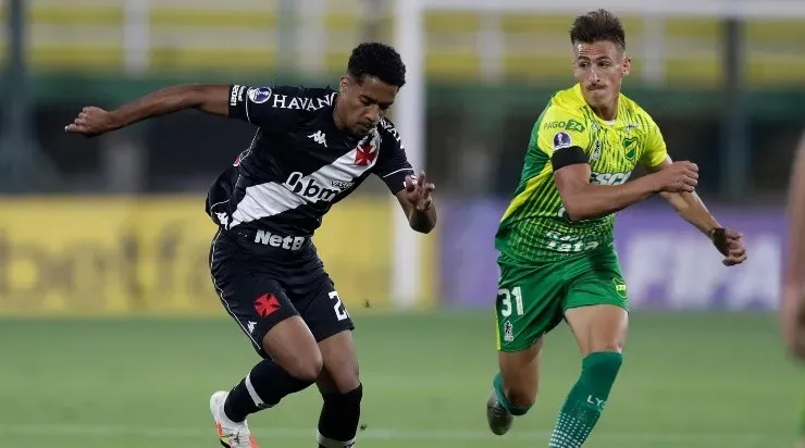 Zagueiro Miranda em campo pelo Vasco (Foto: Getty Images)
