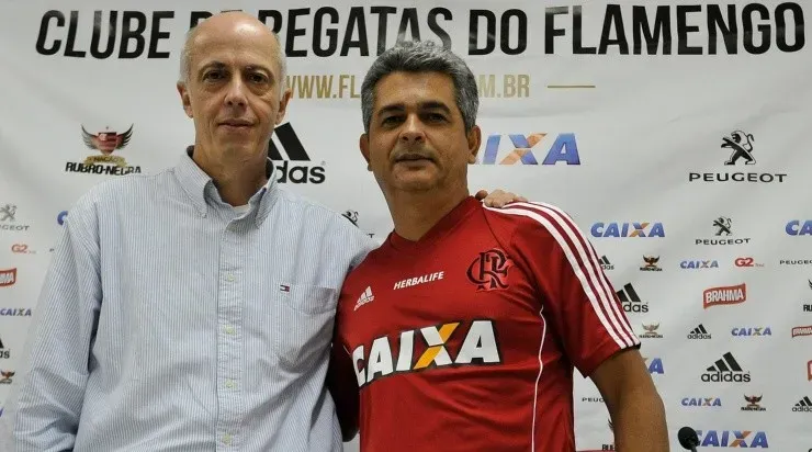 Wallim Vasconcellos ao lado do técnico Ney Franco, em 2014 (Foto: Fabio Castro/AGIF)