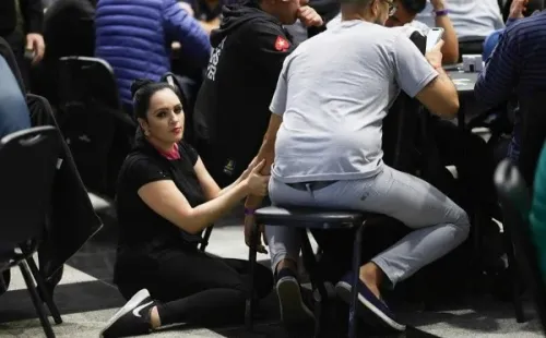 Em grandes séries os jogadores optam em fazer massagem durante o jogo (Foto: Carlos Monti/Divulgação BSOP)