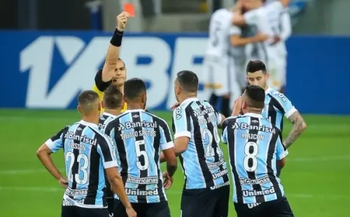 Grêmio em campo. (Foto: Pedro H. Tesch/AGIF)