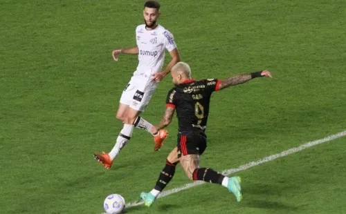 Gabigol em campo. (Foto: Fernanda Luz/AGIF)