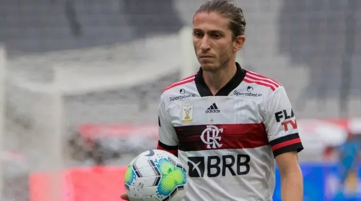 Filipe Luís: dúvida para o fim de semana (Foto: Robson Mafra/AGIF)