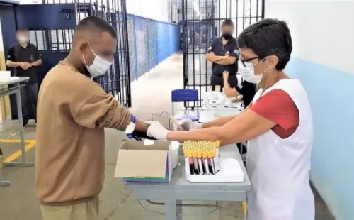 (Foto: Testagem para detecção de Covid-19 na Penitenciária II de Avaré/Divulgação)