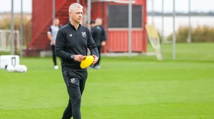 O treinador evitou apontar as carências do elenco (Foto: Fausto Filho/CearaSC.com/Divulgação)