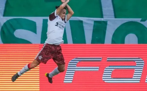 Michael comemorando gol. (Foto: Marcello Zambrana/AGIF)