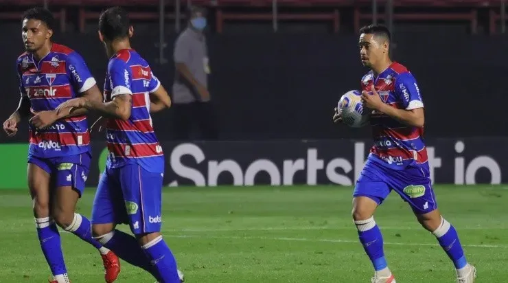 Jogadores do Fortaleza comemoram gol (Foto: Marcello Zambrana/AGIF)