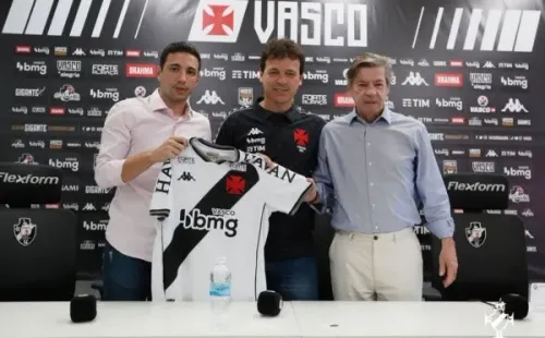 Fernando Diniz, ao lado de Pássaro e Salgado, em sua apresentação