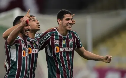 Fluminense comemorando em campo. (Foto: Thiago Ribeiro/AGIF)