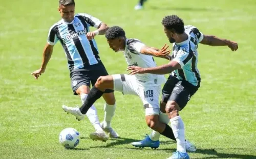 Grêmio em campo contra o Ceará. (Foto: Pedro H. Tesch/AGIF)