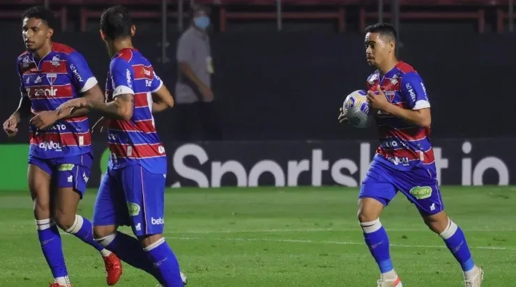 Jogadores do Fortaleza comemoram gol no Morumbi (Foto: Marcello Zambrana/AGIF)