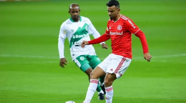 O volante vem sendo utilizado como titular (Foto: Pedro H. Tesch/AGIF)