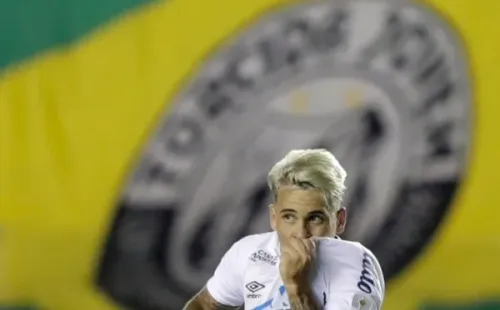 Soteldo beija escudo do Santos. Foto: Getty Images